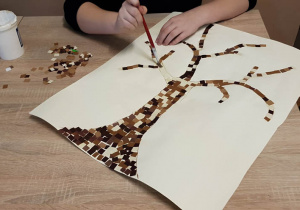 Kreatywne drzewo z pociętych kawałków papieru kolorowego